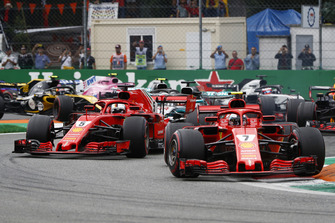 Kimi Raikkonen, Ferrari SF71H, devant Sebastian Vettel, Ferrari SF71H, Lewis Hamilton, Mercedes AMG F1 W09, et le reste du peloton au départ