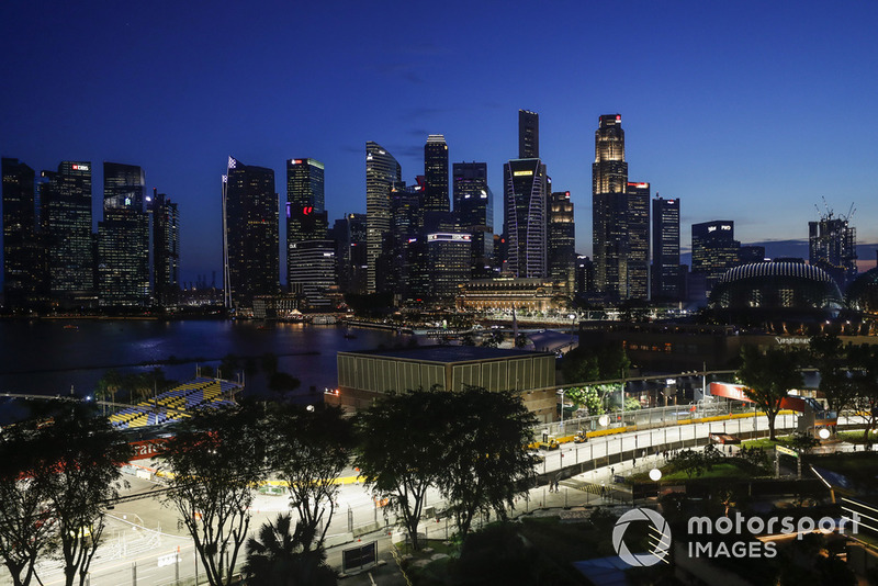 Les préparations se poursuivent au crépuscule de Singapour