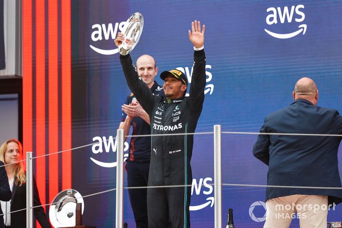 Lewis Hamilton, Mercedes-AMG, 2ª posición, levanta su trofeo