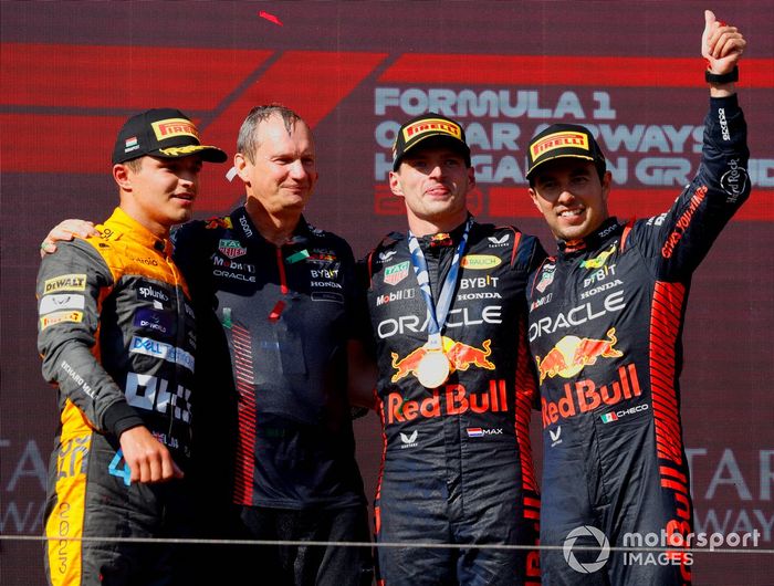 Lando Norris, McLaren, 2ª posición, Paul Monaghan, Ingeniero Jefe, Red Bull Racing, Max Verstappen, Red Bull Racing, 1ª posición, Sergio Pérez, Red Bull Racing, 3ª posición, en el podio.