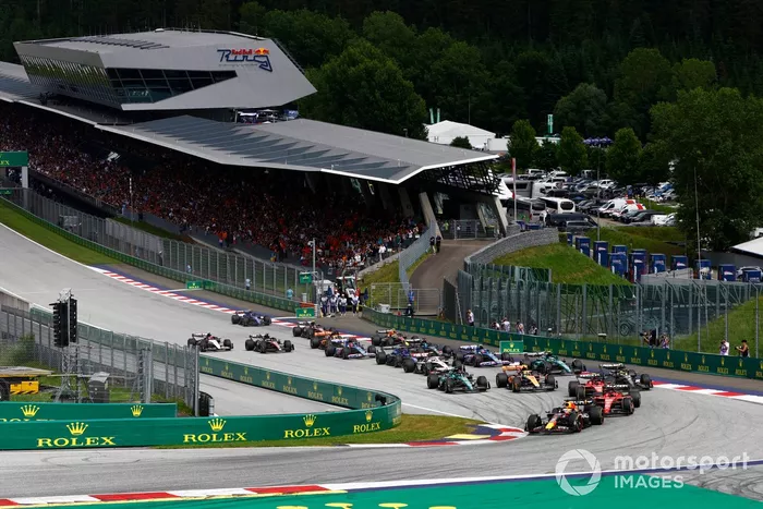 Arrancada Max Verstappen, Red Bull Racing RB19, Charles Leclerc, Ferrari SF-23, Carlos Sainz, Ferrari SF-23, Lando Norris, McLaren MCL60, Lewis Hamilton, Mercedes F1 W14, el resto de la parrilla en la salida.