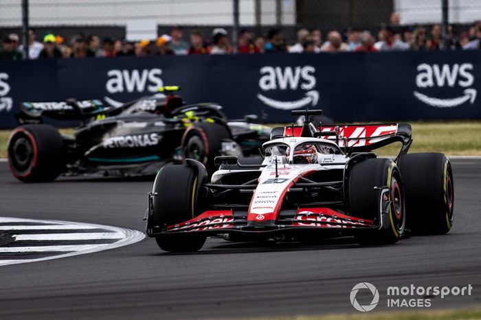 Kevin Magnussen, Haas VF-23, Lewis Hamilton, Mercedes F1 W14