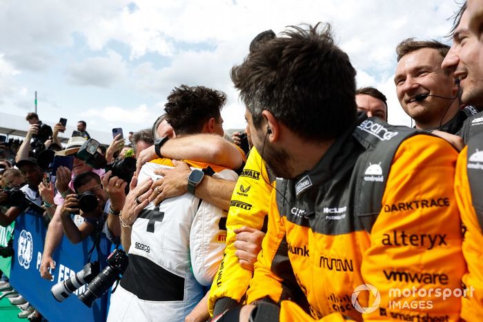 Lando Norris, McLaren, 2ª posición, celebra en Parc Ferme con su equipo