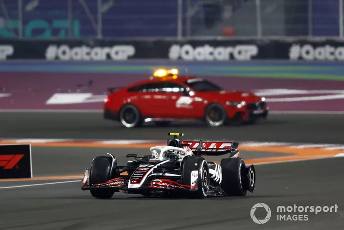 Nico Hulkenberg, Haas VF-24, se dirige a boxes con un pinchazo en la primera vuelta
