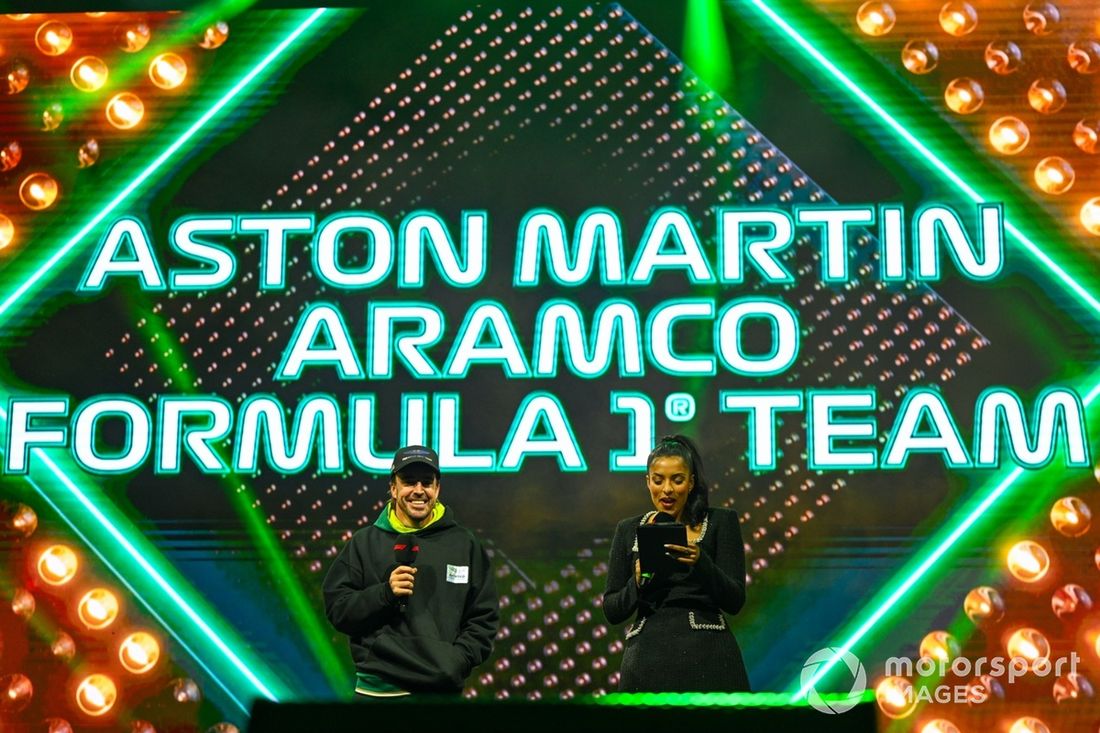 Fernando Alonso, Aston Martin F1 Team, en el escenario de la fan zone