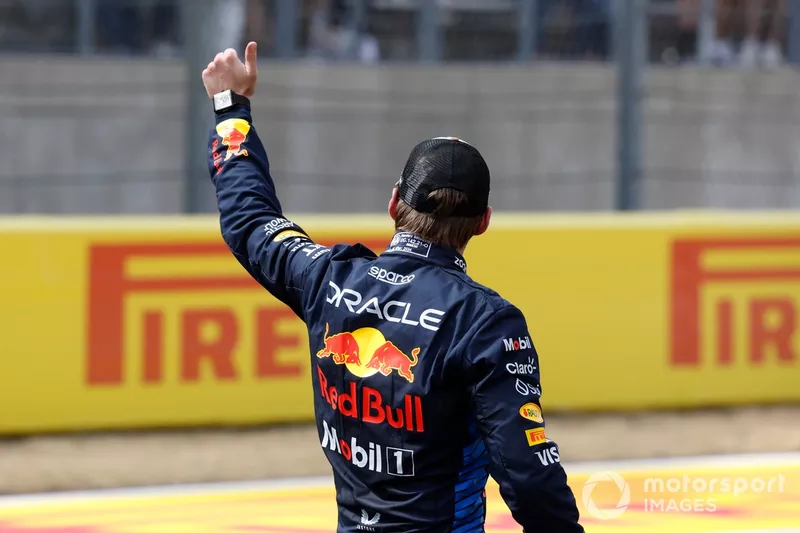 Max Verstappen, Red Bull Racing, 1ère position, salue la foule.
