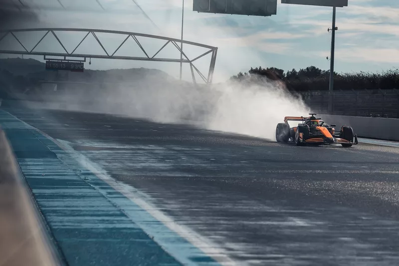 Oscar Piastri, McLaren lors des essais Pirelli
