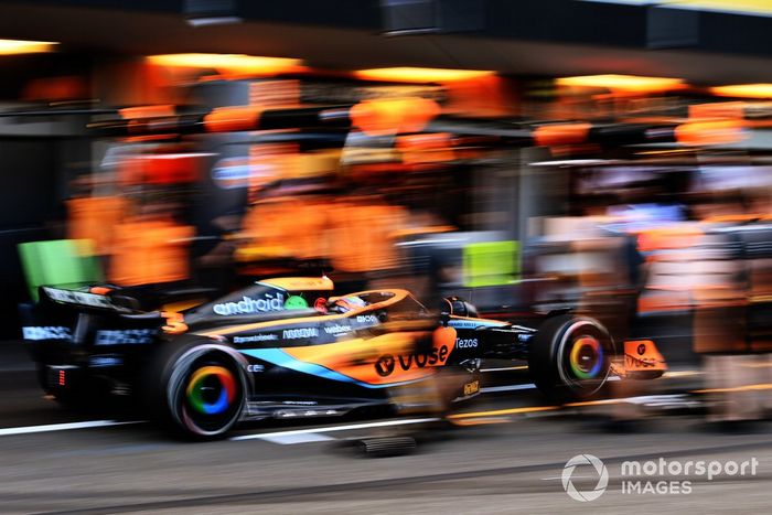 Daniel Ricciardo, McLaren MCL36, hace una parada en boxes durante la FP2