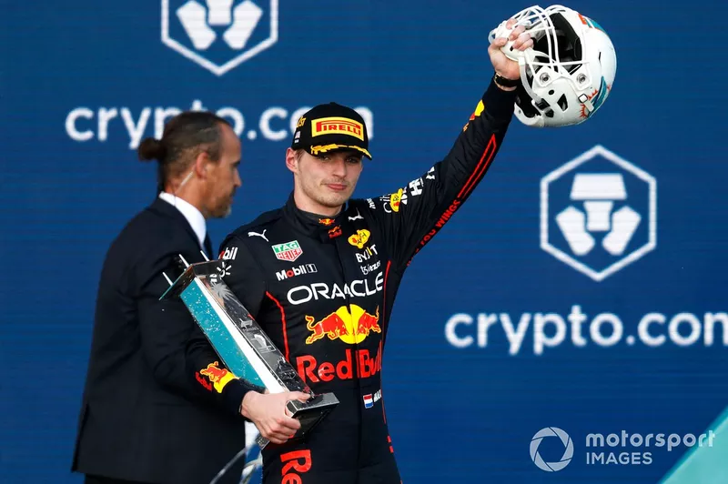 Max Verstappen, Red Bull Racing, con el casco de los Miami Dolphins y su trofeo