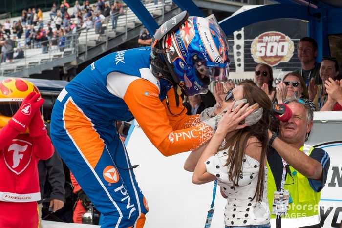 El ganador de la pole, Scott Dixon, Chip Ganassi Racing Honda, es recibido por su esposa Emma.