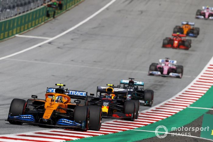 Lando Norris, McLaren MCL35, Alex Albon, Red Bull Racing RB16 y Lewis Hamilton, Mercedes F1 W11 EQ Performance 