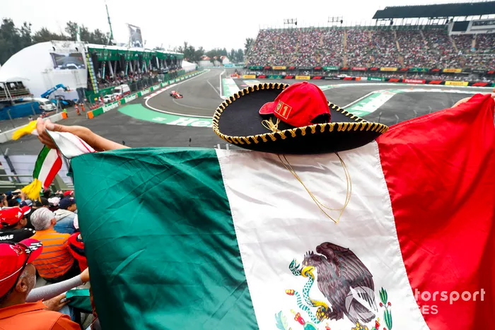 Un fan con un sombrero