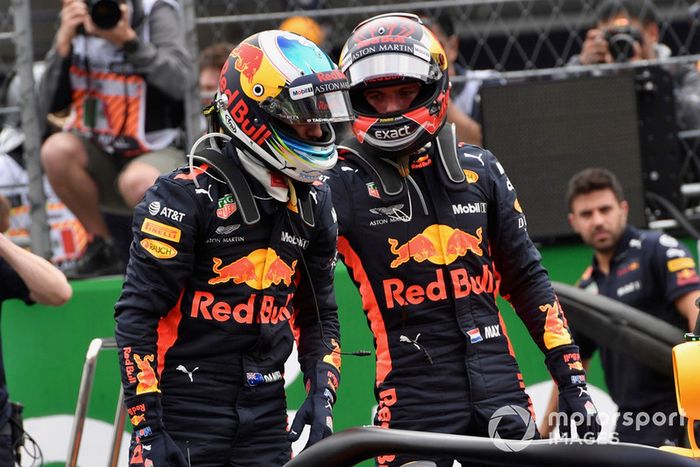 Ganador de la pole Daniel Ricciardo, Red Bull Racing y Max Verstappen, Red Bull Racing celebran en Parc Ferme 