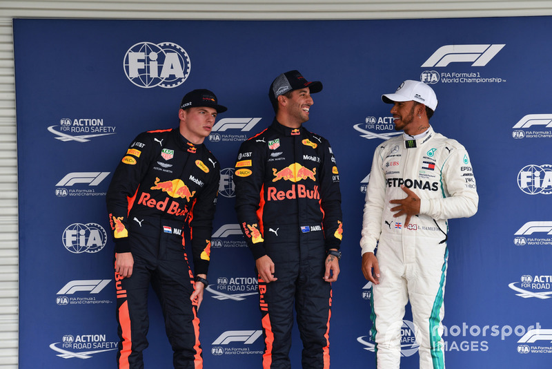 (Da sx a dx): Max Verstappen, Red Bull Racing, Daniel Ricciardo, Red Bull Racing e Lewis Hamilton, Mercedes AMG F1, festeggiano nel parco chiuso