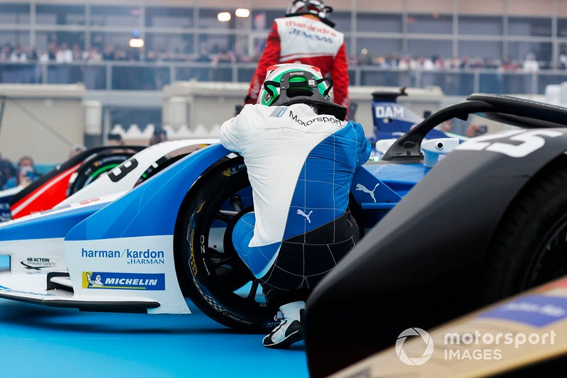 Antonio Felix da Costa, BMW I Andretti Motorsports kneels beside his car