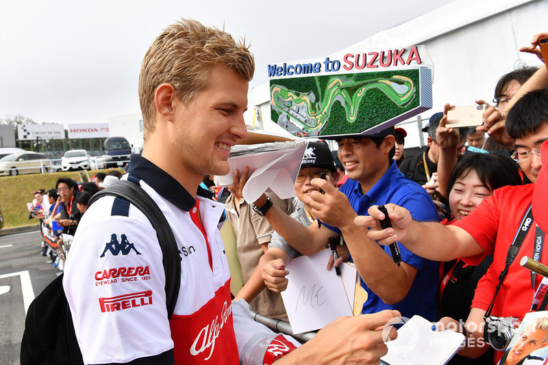 Marcus Ericsson, Sauber signs autographs for the fans