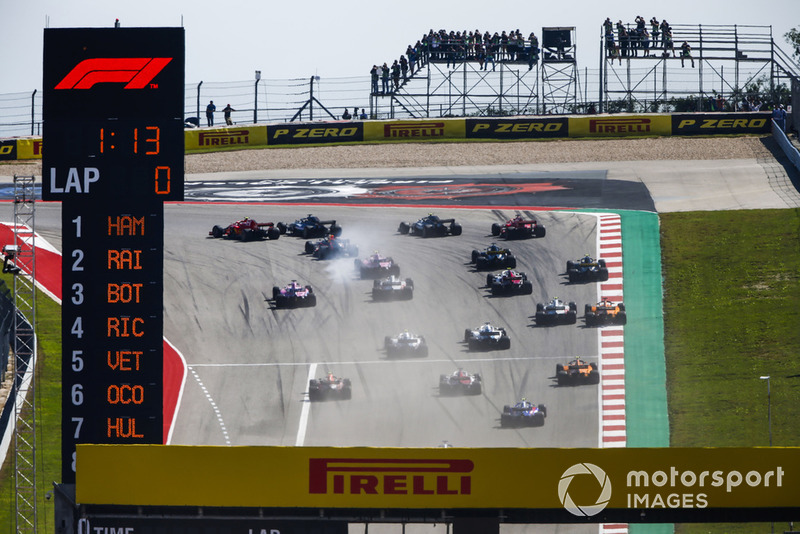 Kimi Raikkonen, Ferrari SF71H, pasa a Lewis Hamilton, Mercedes AMG F1 W09 EQ Power+.