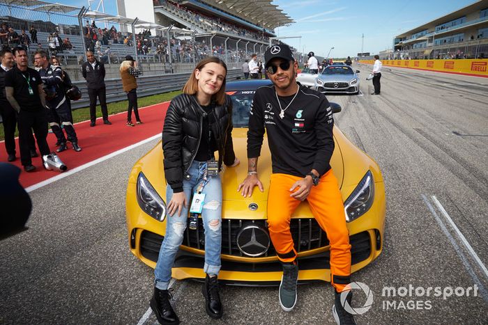 Lewis Hamilton, Mercedes AMG F1, con la actriz Millie Bobby Brown