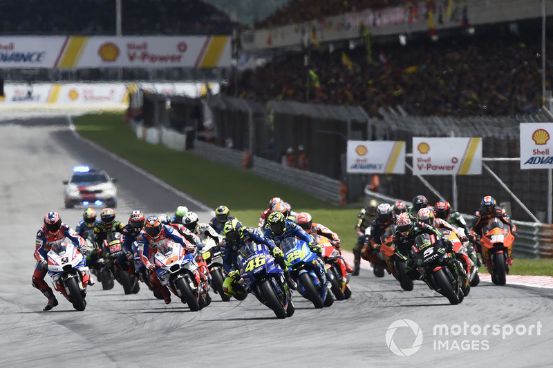 Лідер гонки після старту Валентино Россі, Yamaha Factory Racing