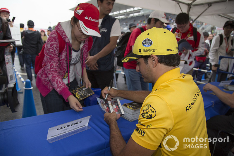 Carlos Sainz Jr., Renault Sport F1 Team signs autographs for fans