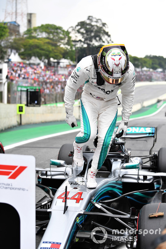 Pole sitter Lewis Hamilton, Mercedes-AMG F1 W09 EQ Power+ nel parco chiuso