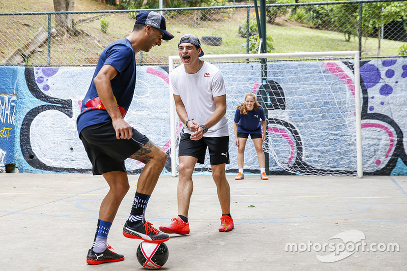 Max Verstappen y Daniel Ricciardo, Red Bull Racing juegan Futsal en Brasil
