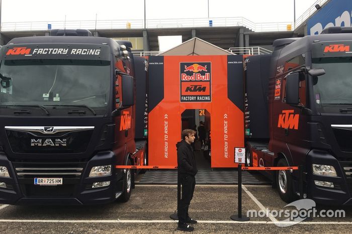 Johann Zarco esperando a hacer su primera entrada al box de KTM