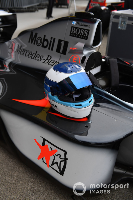 McLaren MP4-13 ve Mika Hakkinen'in kaskı