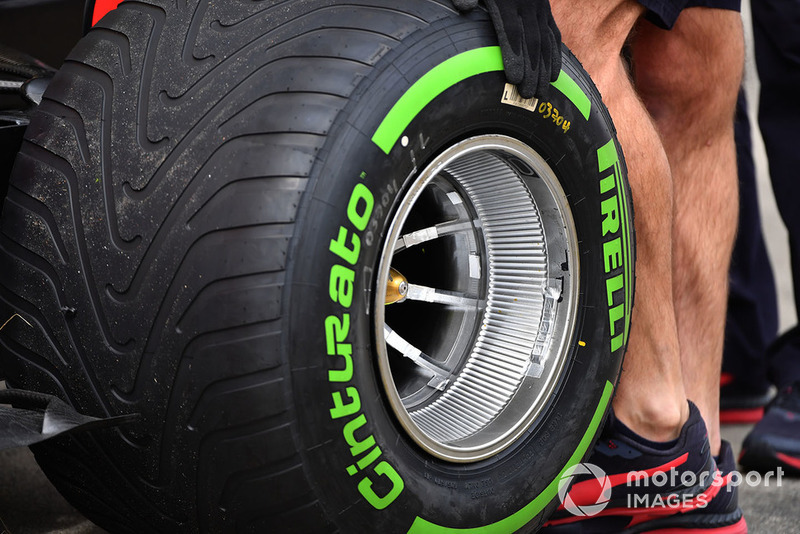 Шина Pirelli на Red Bull RB14