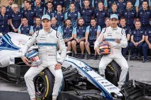 Sergey Sirotkin, Williams Racing et Robert Kubica, Williams lors de la photo de fin d'année de Williams Racing
