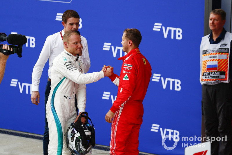 Валттері Боттас, Mercedes AMG F1, та Себастьян Феттель, Ferrari, вітають один одного
