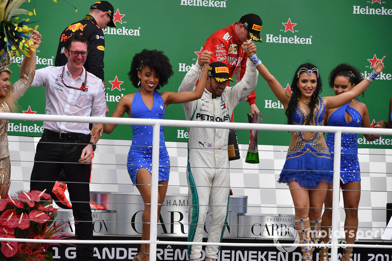 Il vincitore della gara Lewis Hamilton, Mercedes AMG F1, festeggia sul podio con Andy Shovlin, Chief Engineer, Mercedes-AMG F1, e le ballerine di samba