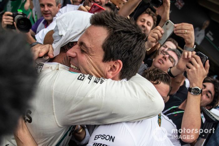 Toto Wolff, Mercedes AMG F1 Director de Motorsport y Lewis Hamilton, Mercedes AMG F1 celebran en el Parc Ferme