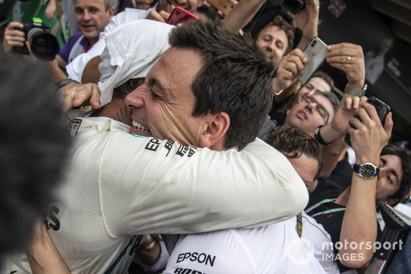 Тото Вольфф, директор Mercedes AMG F1, та Льюіс Хемілтон, Mercedes AMG F1