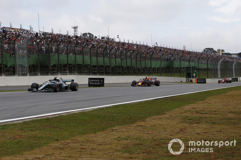 Valtteri Bottas, Mercedes AMG F1 W09 EQ Power+ ve Max Verstappen, Red Bull Racing RB14 ve Kimi Raikkonen, Ferrari SF71H