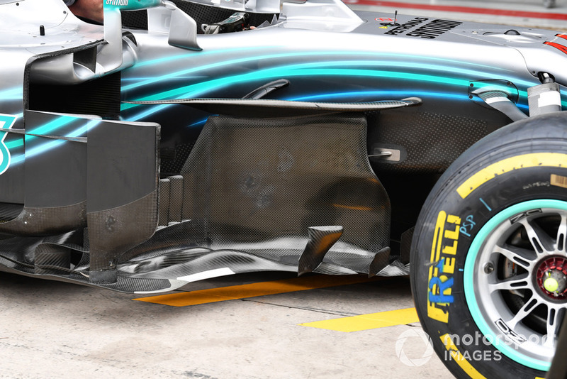 Berbeda dari mobil-mobil lain, bargeboard Mercedes W09 relatif tidak berubah banyak sejak awal musim.