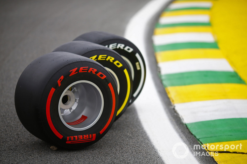 Dettaglio del circuito con tre pneumatici Pirelli