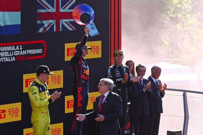 Podio: segundo lugar Charles Leclerc, Ferrari, ganador Max Verstappen, Red Bull Racing, tercero George Russell, Mercedes AMG