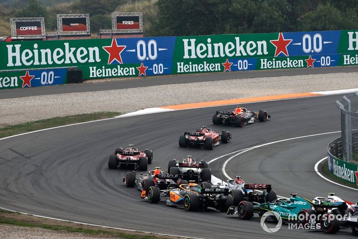 Arrancada Max Verstappen, Red Bull Racing RB18, Charles Leclerc, Ferrari F1-75, Carlos Sainz, Ferrari F1-75, Lewis Hamilton, Mercedes W13, Sergio Pérez, Red Bull Racing RB18, George Russell, Mercedes W13, el resto en la salida