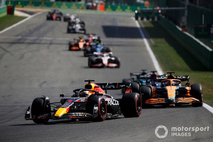 Max Verstappen, Red Bull Racing RB18, Daniel Ricciardo, McLaren MCL36, Alex Albon, Williams FW44