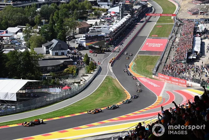 Sergio Pérez, Red Bull Racing RB18, Daniel Ricciardo, McLaren MCL36, Sebastian Vettel, Aston Martin AMR22, Lance Stroll, Aston Martin AMR22