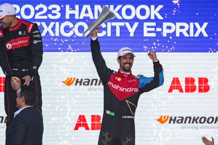 Lucas di Grassi, Mahindra Racing, 3ª posición, levanta su trofeo