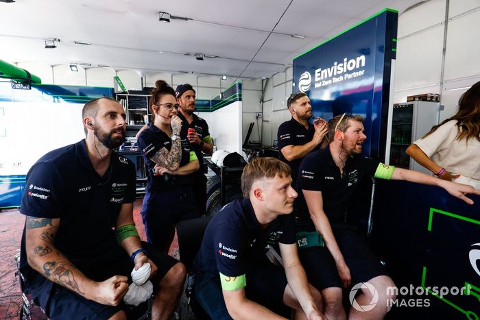El equipo Envision Racing observa los monitores