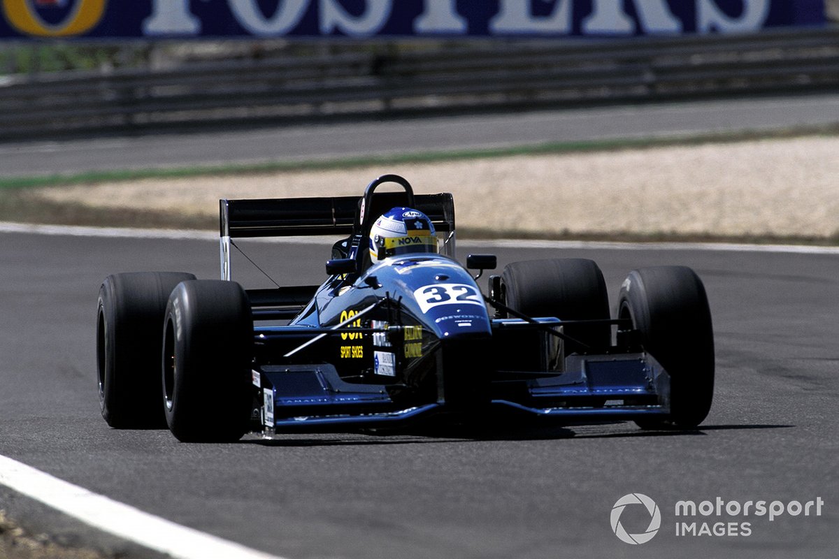 Sospiri wore a brace on his wrist as he charged to second in the 1994 Estoril F3000 race - it wasn't to be his first or last experience of racing injured