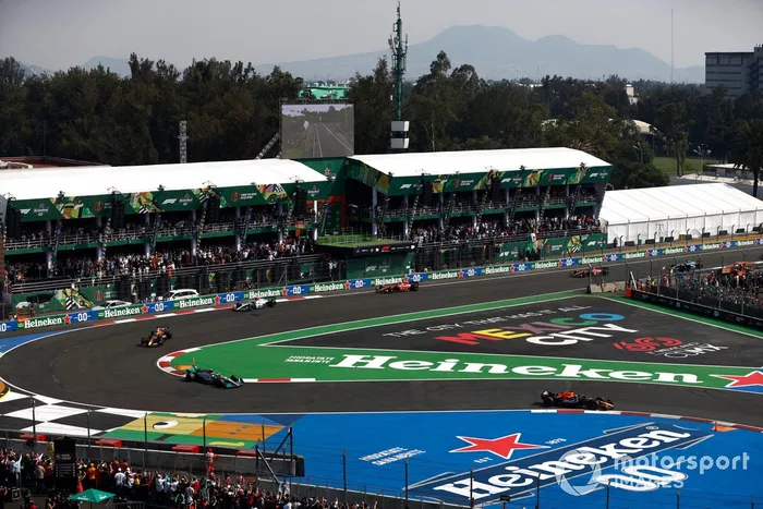Max Verstappen, Red Bull Racing RB18, Lewis Hamilton, Mercedes W13, Sergio Pérez, Red Bull Racing RB18