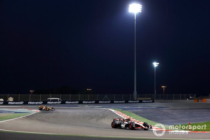 Nico Hulkenberg, Haas VF-23, Lando Norris, McLaren MCL60