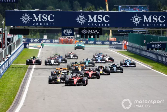 Charles Leclerc, Ferrari SF-23, Sergio Pérez, Red Bull Racing RB19, Carlos Sainz, Ferrari SF-23, Lewis Hamilton, Mercedes F1 W14, Oscar Piastri, McLaren MCL60, Max Verstappen, Red Bull Racing RB19, el resto de la parrilla en la salida.