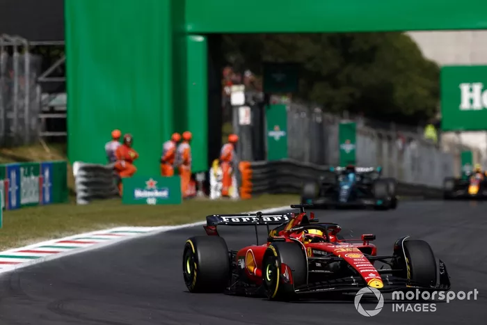 Charles Leclerc, Ferrari SF-23, George Russell, Mercedes F1 W14