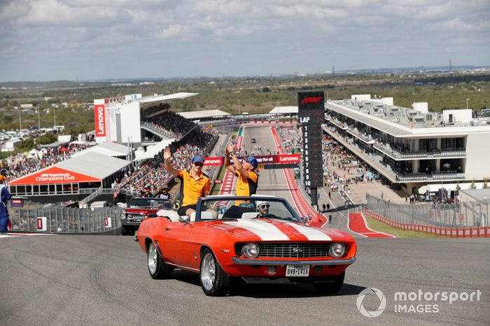 Oscar Piastri, McLaren MCL60 y Lando Norris, McLaren MCL60  en el desfile de pilotos