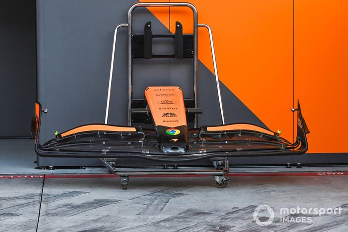 Un cono McLaren MCL38 en el pit lane